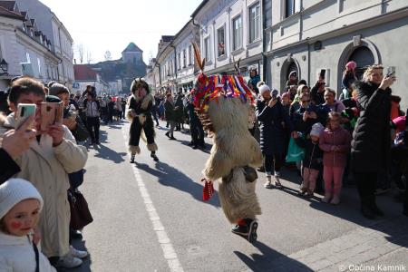 Kamnik so obiskali koranti iz Zamušanov pri Ptuju in v mestno jedro privabili nepregledno množico, željno ogleda tradicionalne pustne šege (7)